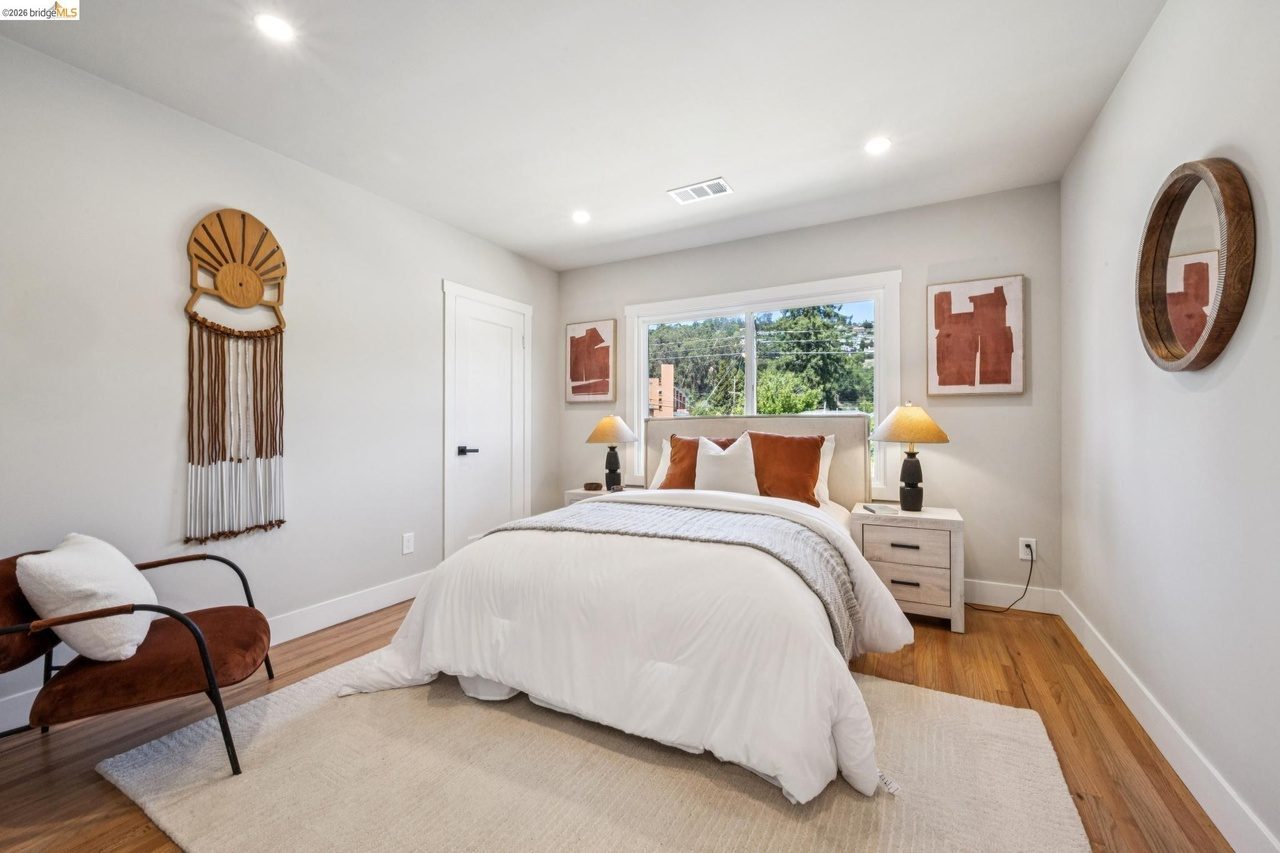 Middle bedroom